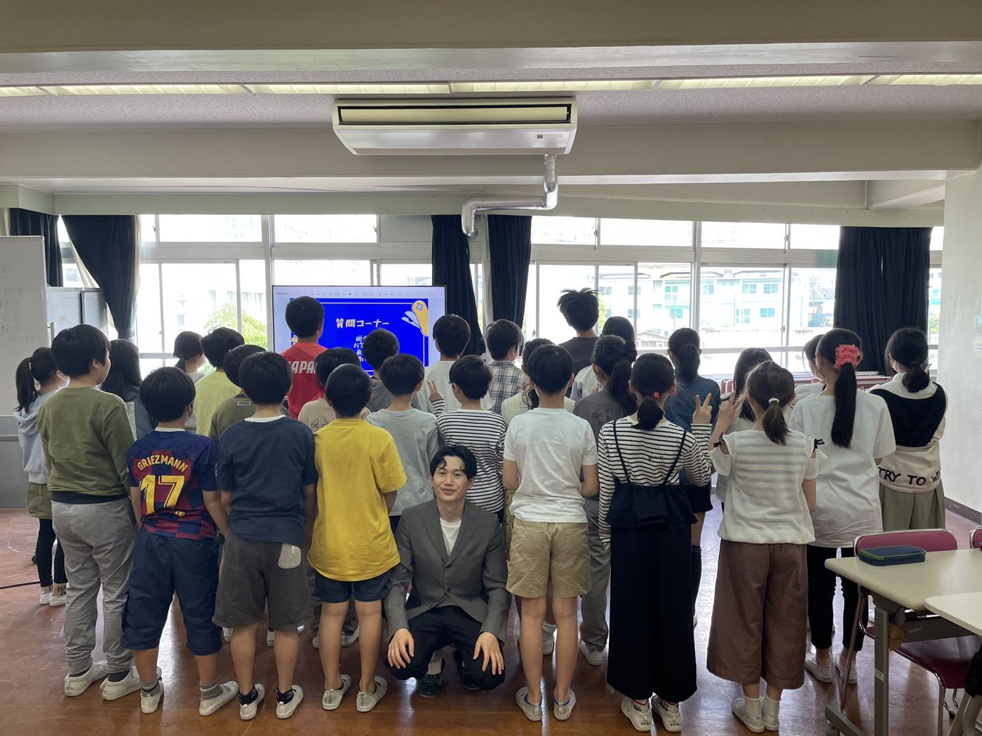 授業のあと、子どもたちと記念撮影