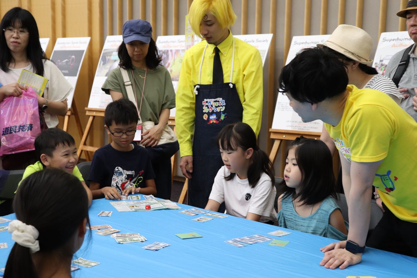 イベント会場で『税金とり』を遊ぶ子どもたち